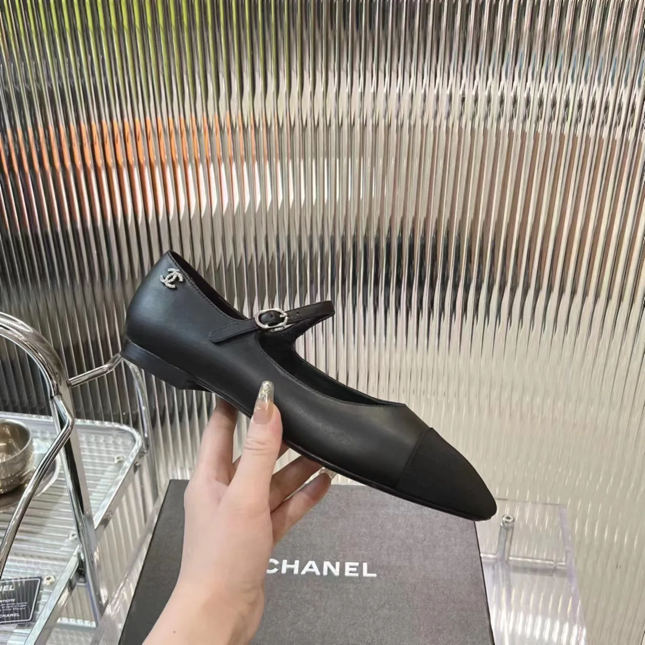 👟👟Ex-factory price 520👟👟 (Top version) CHANEL 24P early spring new trapezoidal toe high-heeled shoes, high version of one-strap, pointed square toe, color-blocked Mary Jane shoes, Xiaoxiang𝐂's two most popular shoes this year are these small silver shoes and big-toe shoes. It is difficult to find these shoes in the counter. It breaks the conventional pointed square toe design and gives people a refreshing feeling. I thought it was good-looking. Only when you put it on your feet will you know how easy it is to wear. It is really special and fashionable. The side rhinestones 𝐋𝐨𝐠𝐨 are very eye-catching. The smooth shoe shape is full of high-end feeling. I can think of countless outfits at the moment. Upper: imported cowhide/metallic film grain leather. Foot pad: sheepskin. Lining: sheepskin. Sole: Italian genuine leather outsole. Heel height: 1cm. Color: white/silver/black/pink. 4 colors size: 35-40 (41 made to order, non-refundable and non-exchangeable)